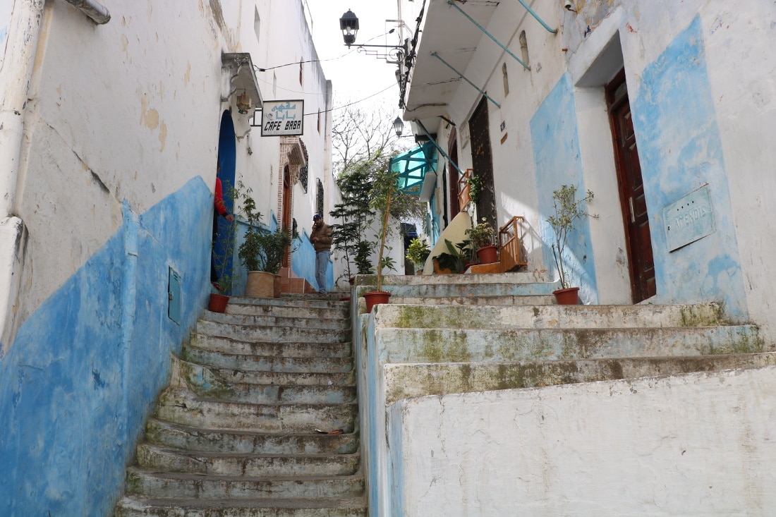 Medina in Tanger mit Blumen und blauen Wänden