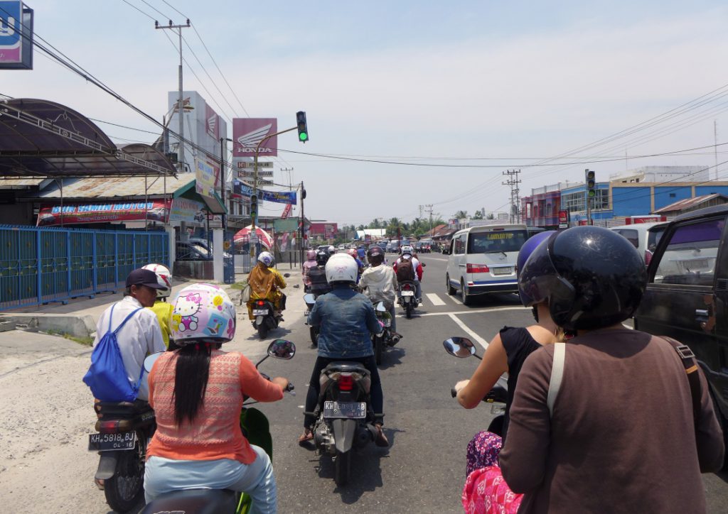 Typisch Indonesien chaotischer Verkehr mit Motorrädern