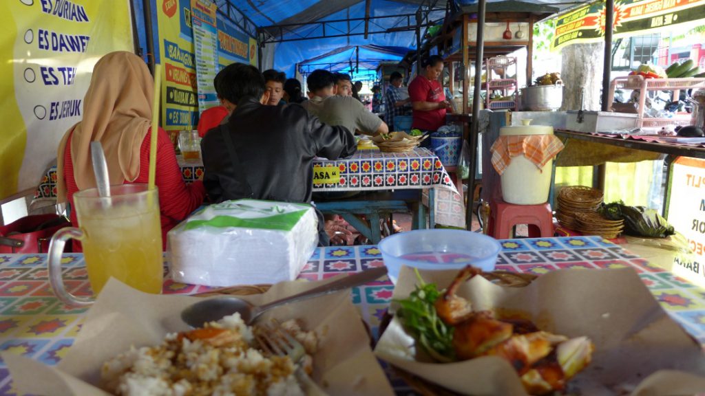 Typisch Indonesien Straßenrestaurant