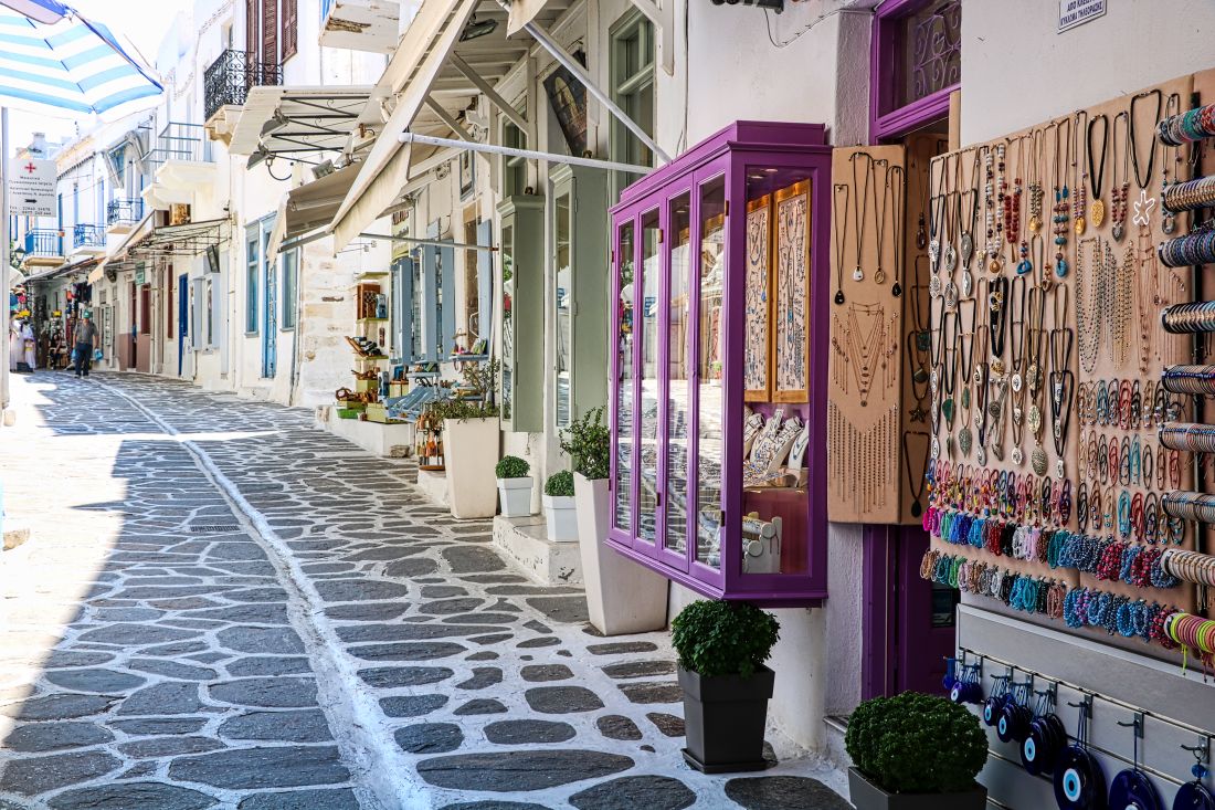 Die weißen Straßen der gemütlichen Insel Paros 