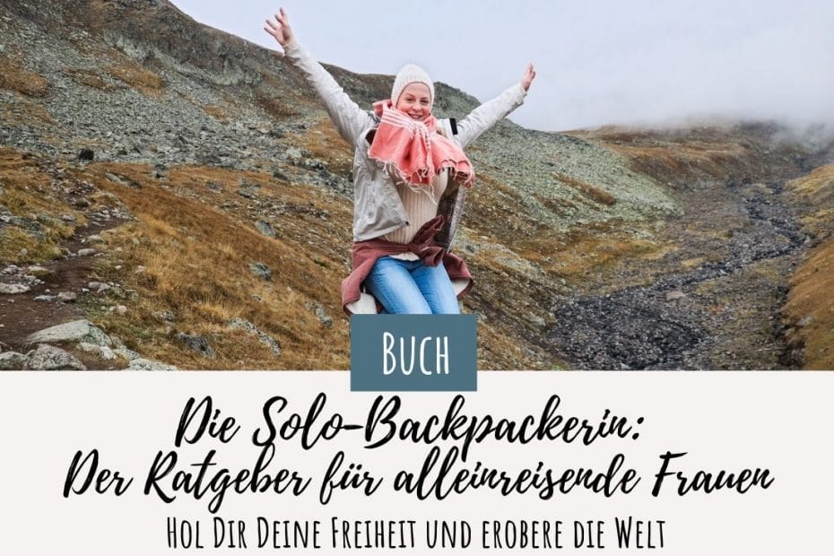 Alleinreisende Frau springt hoch als Solo Backpackerin
