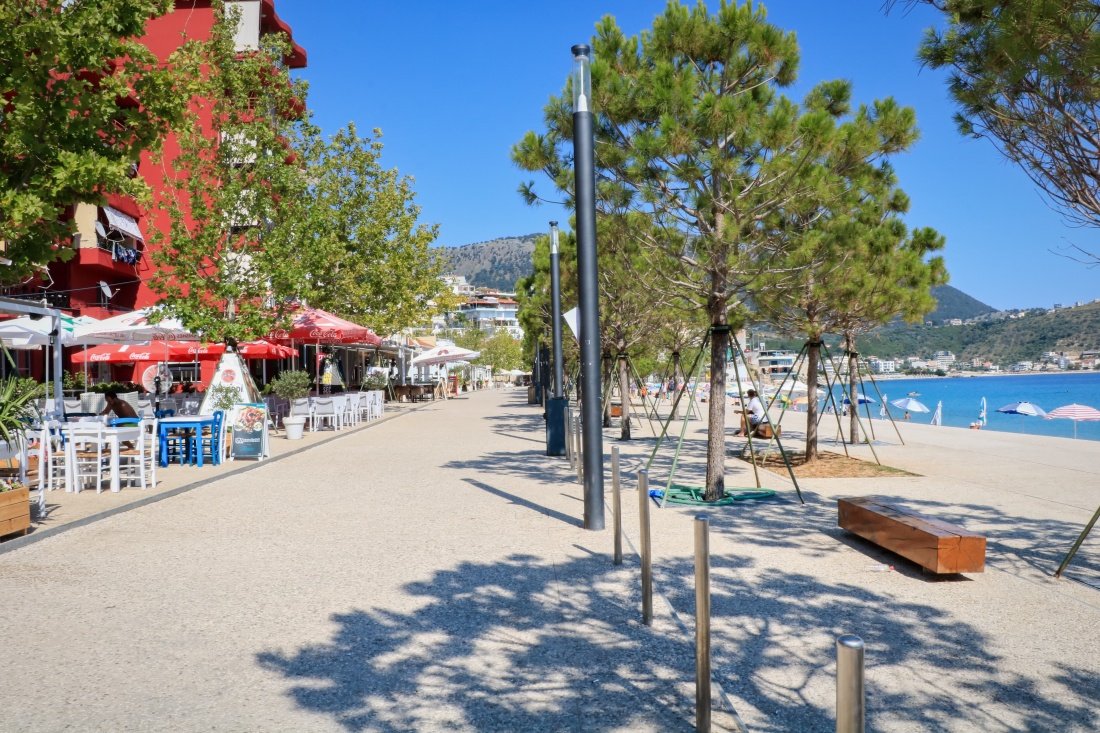 Albanien Backpacking Himare Strandpromenade mit Blick auf den Strand in Himare